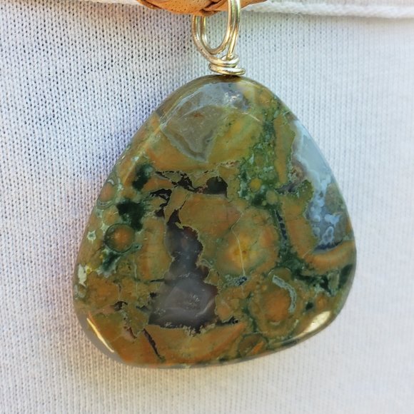 Jewelry - 🍋gorgepus green brown gray stone pendant on cord
